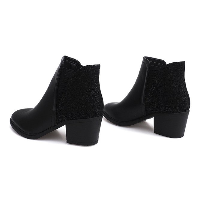 Stövlar på ett inlägg med ett suddgummi K77 svart 1