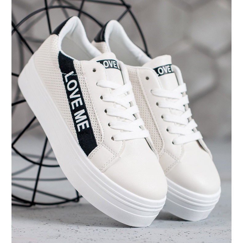 SHELOVET Vita skor på plattformen 1