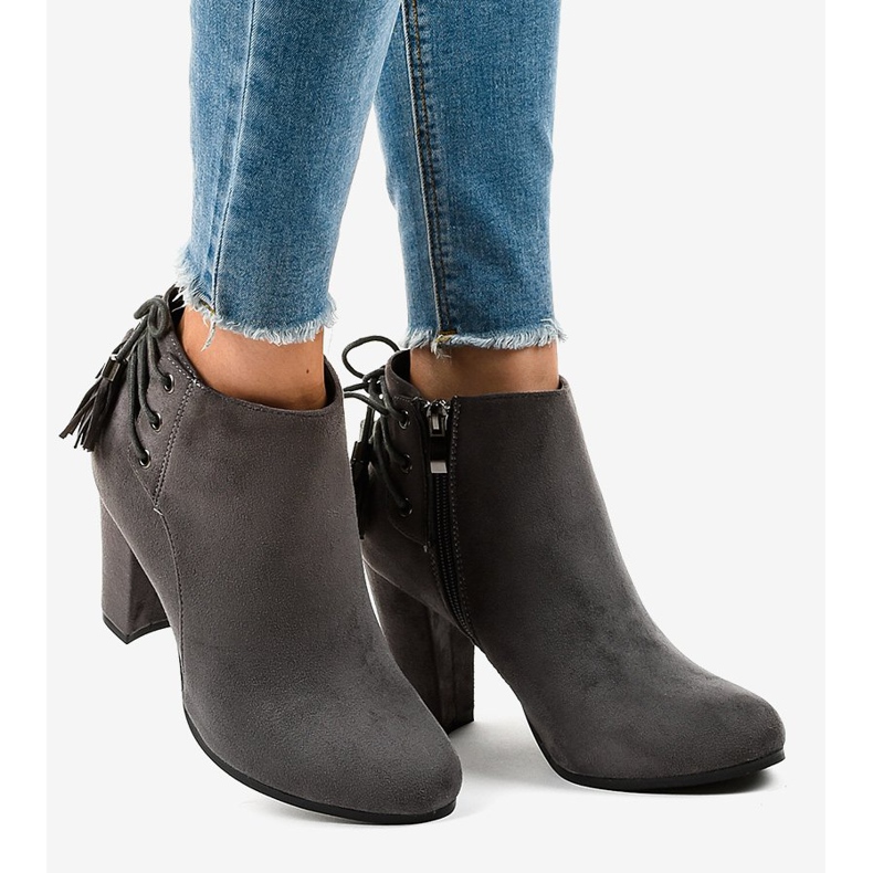 Grå mocka stövlar på JA75 stolpen 2