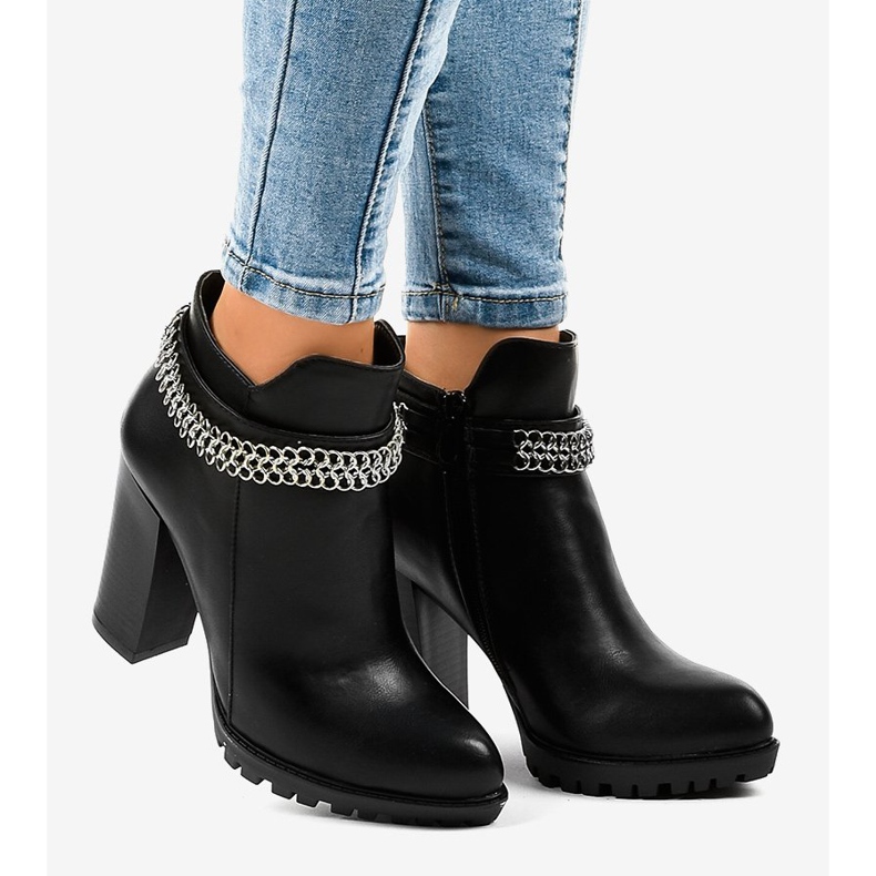 Svarta stövlar på stolpen med en kedja 13X992-51A 1