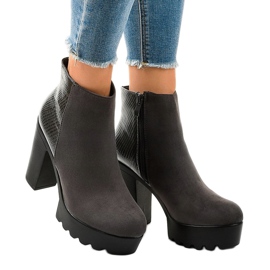 Grå damstövlar på stolpen A371-2 1