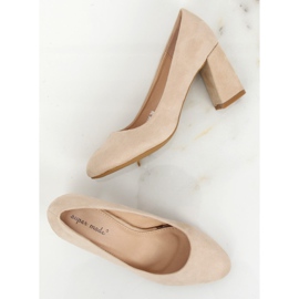 Pumpar på en beige 7436 Cream II-GAT-stolpe 1