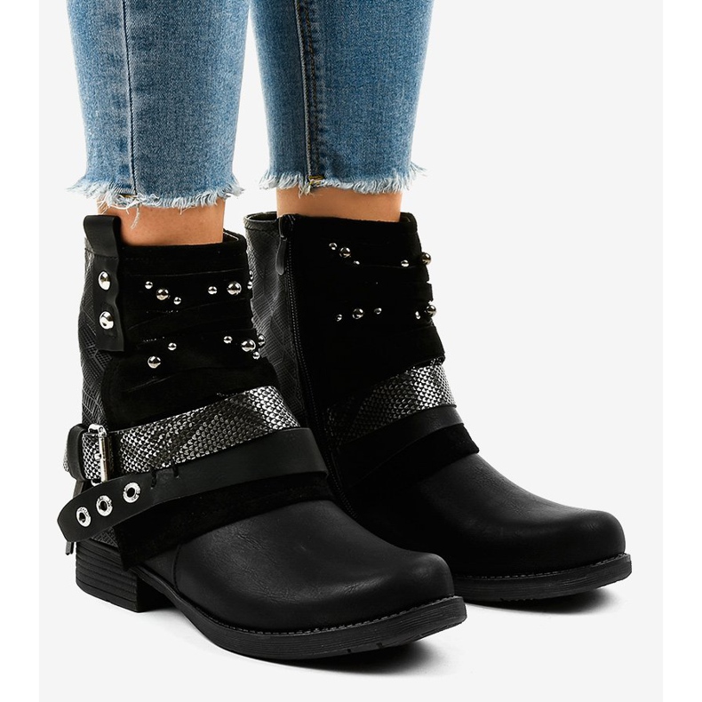 Svarta isolerade stövlar, rikt dekorerade A-351 1