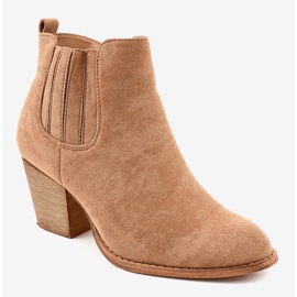 Beige mocka stövlar på SA-3338 stolpen 1