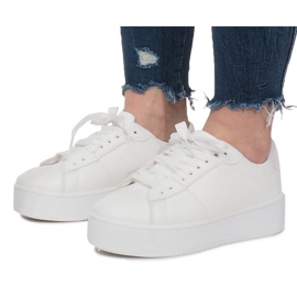 Vita sneakers på Livet De Lux -plattformen 2