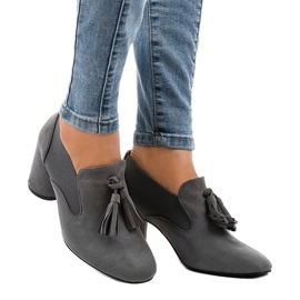 Grå mocka pumpar på LL-97P stolpen 1