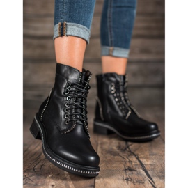 Nio Nio Snörda arbetare på ett inlägg svart 1