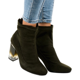 Gröna stövletter i mocka på stolpen H8-93 2