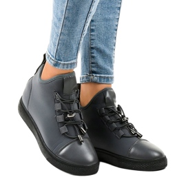 Grå, isolerade höga sneakers med en kil XY-35 1