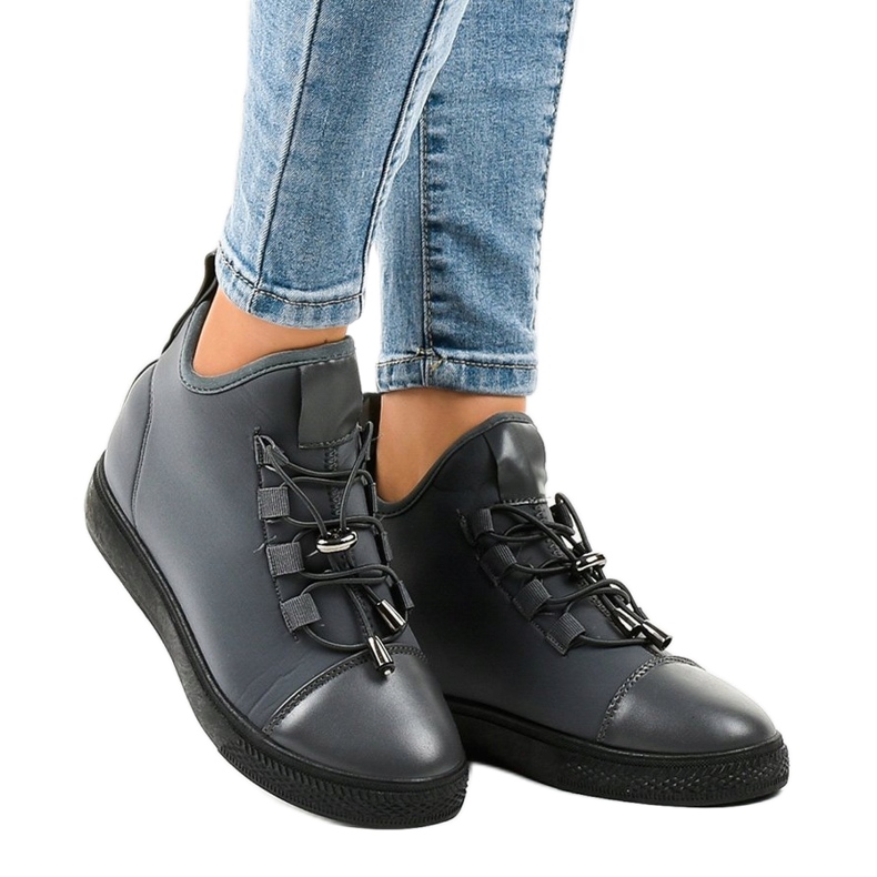 Grå, isolerade höga sneakers med en kil XY-35 1