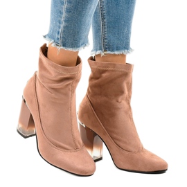 Rosa mocka stövlar på H8-93 stolpen 1