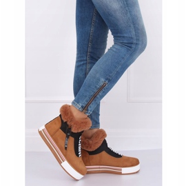 Sneakers isolerade bruna NB311 Camel 1