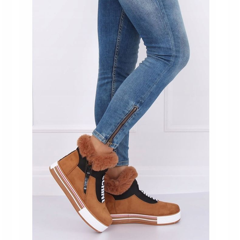 Sneakers isolerade bruna NB311 Camel 1