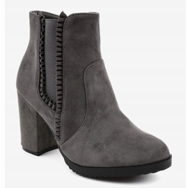 Grå mocka stövlar på A-762 stolpen 1