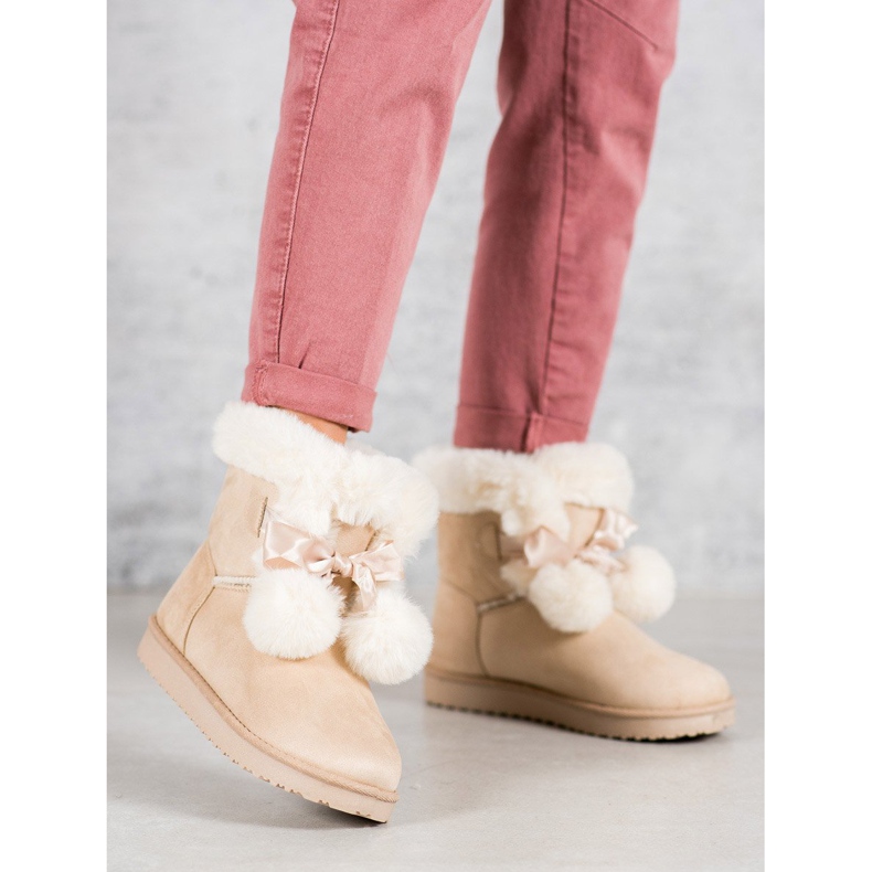 Trendiga Beige Mukluki 1