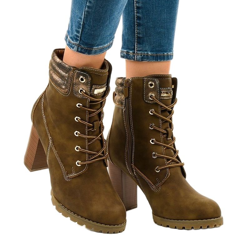 Gröna höga stövlar på 878-GA-stolpen 1