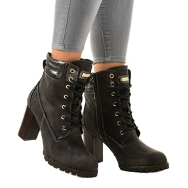 Grå höga stövlar på 878-GA-stolpen 1