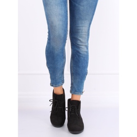 Svarta stövlar snörda på en kilklack E3265 Svart 1