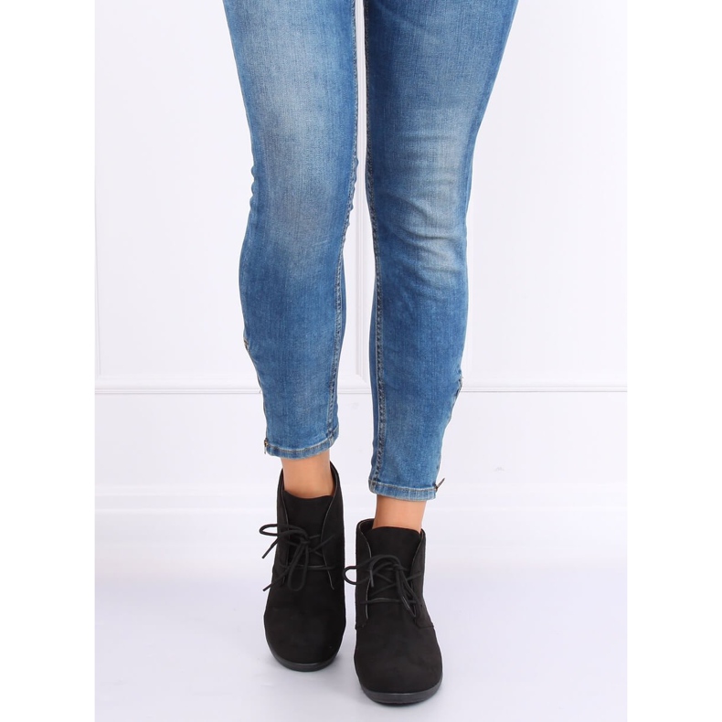 Svarta stövlar snörda på en kilklack E3265 Svart 1