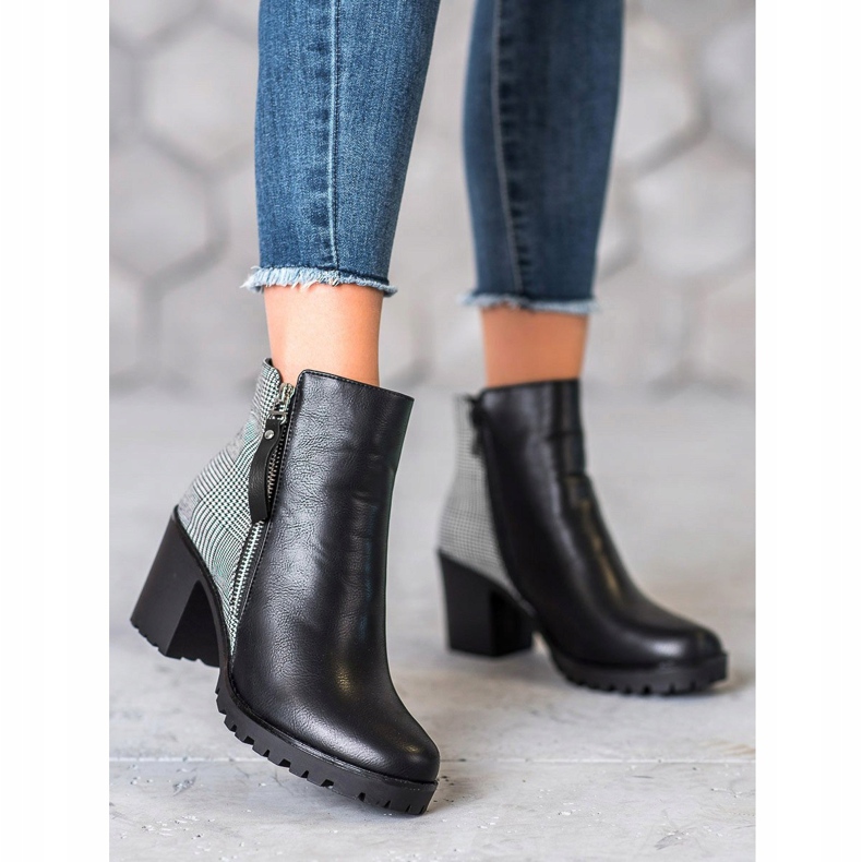 Filippo Stövlar på ett inlägg svart 2