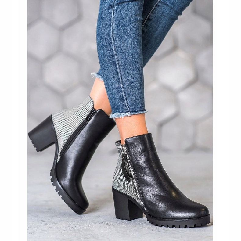 Filippo Stövlar på ett inlägg svart 1