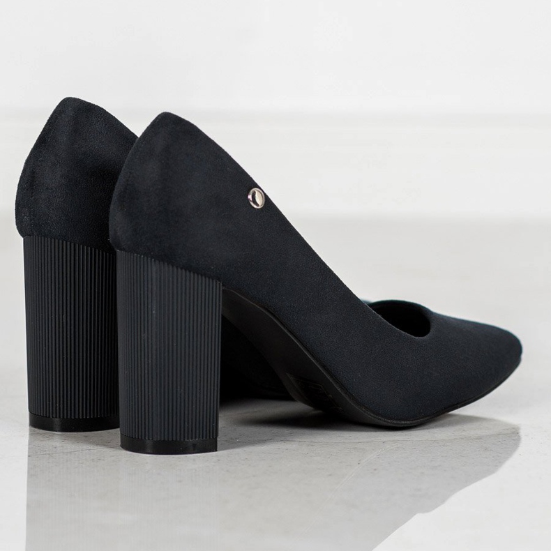 Goodin Mocka pumpar på en pelare svart 2