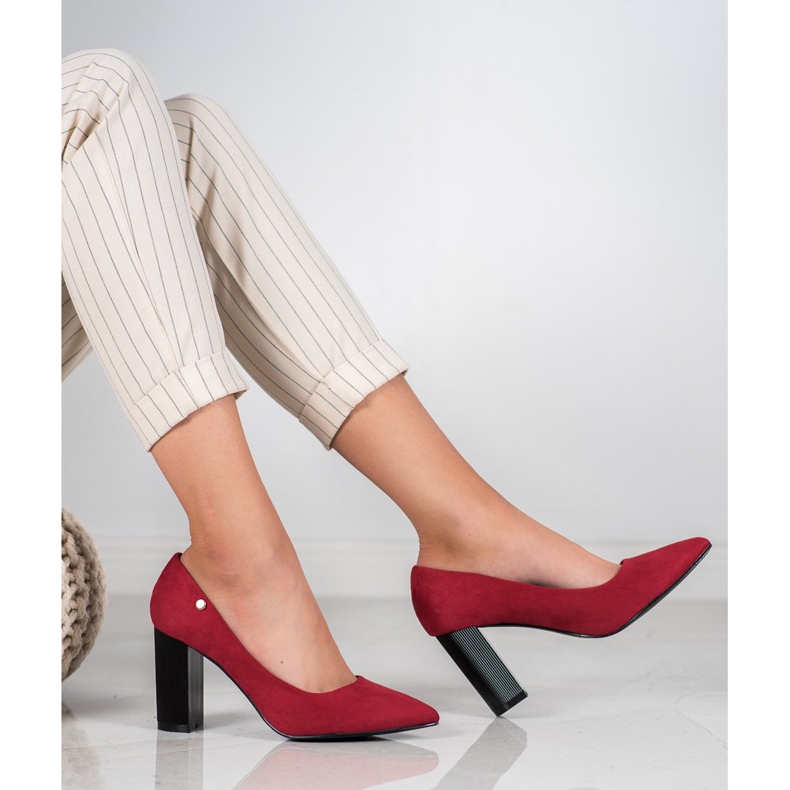 Goodin Mocka pumpar på en pelare röd 1