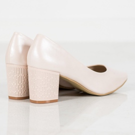 Goodin Pumpar På En Pelare brun 1