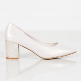 Goodin Pumpar På En Pelare grå 1