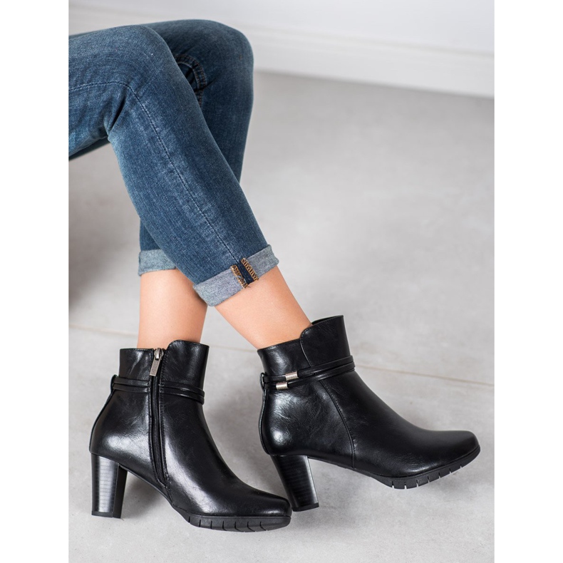 Klassiska stövlar på en stolpe svart 2