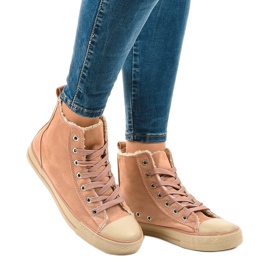 Rosa isolerade sneakers T-040 svart 1