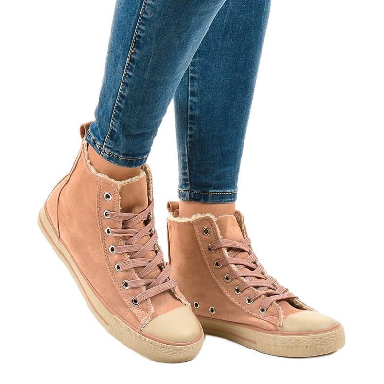 Rosa isolerade sneakers T-040 svart 1