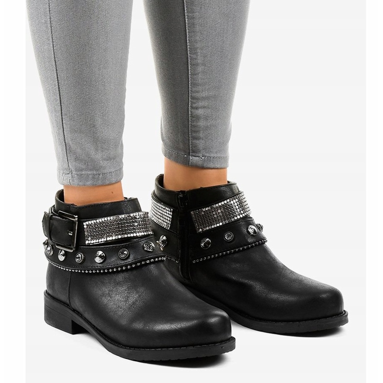 Svarta stövlar dekorerade med en LL178 dragkedja 1