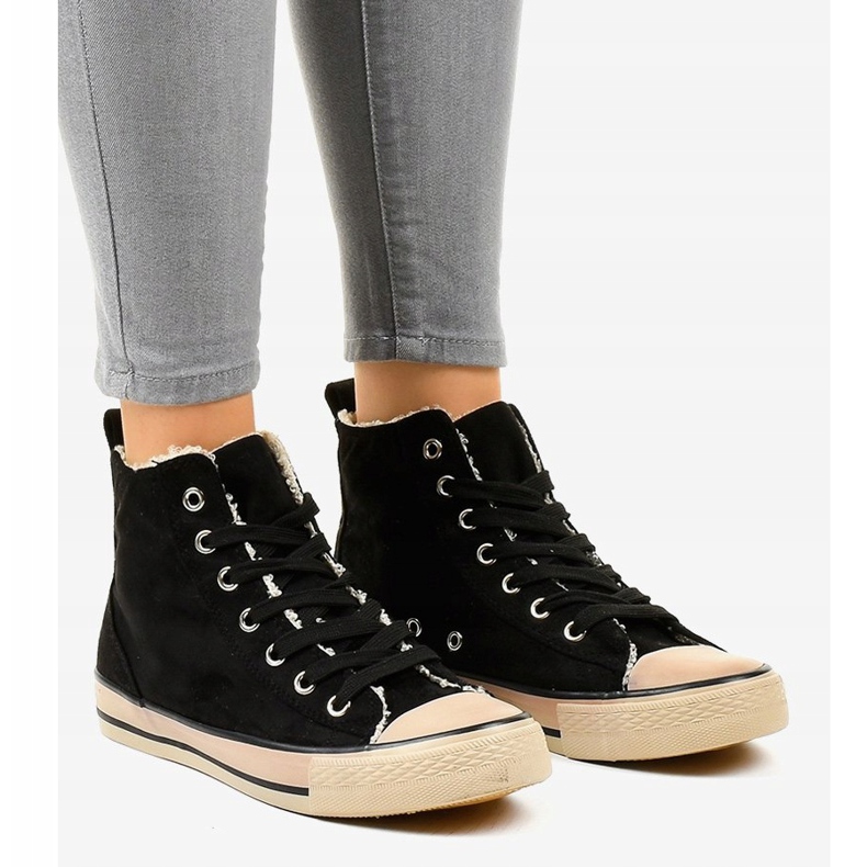 Svarta isolerade sneakers T-040 1