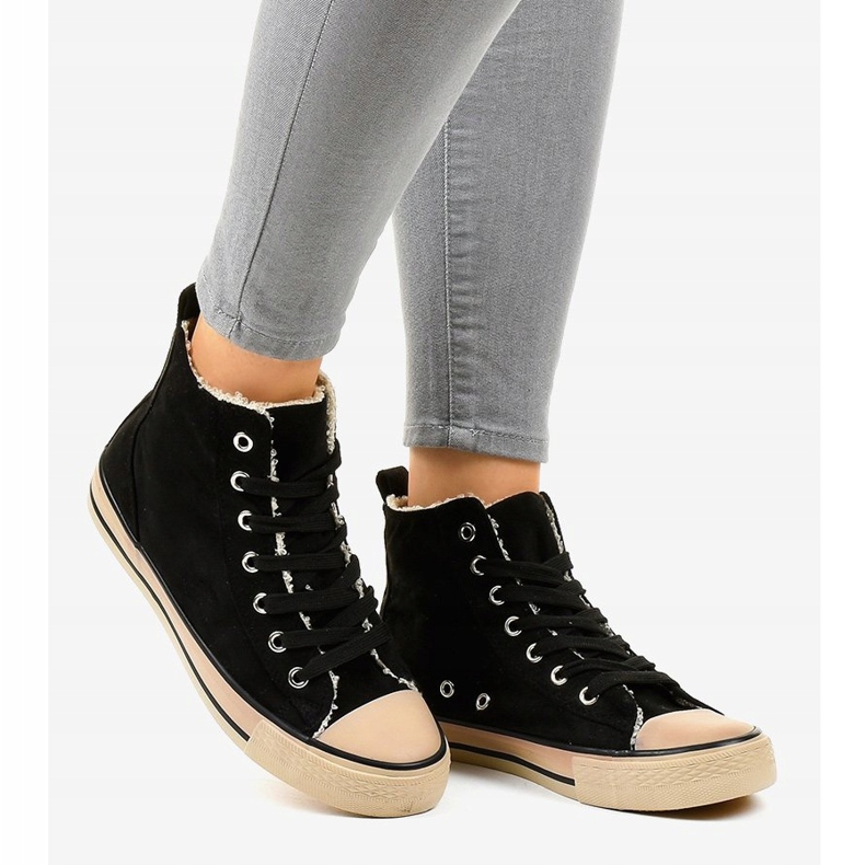 Svarta isolerade sneakers T-040 2