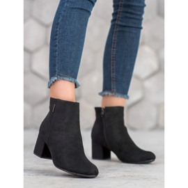 J. Star Stövlar på ett inlägg svart 2