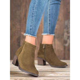 Kylie Olive Booties på ett inlägg grön 1
