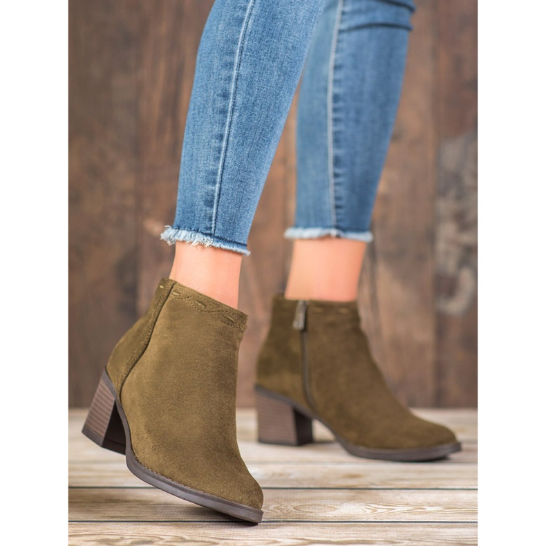 Kylie Olive Booties på ett inlägg grön 1