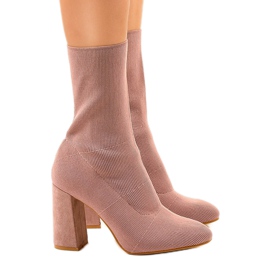 Rosa stövlar på QQ08 -stolpen 1