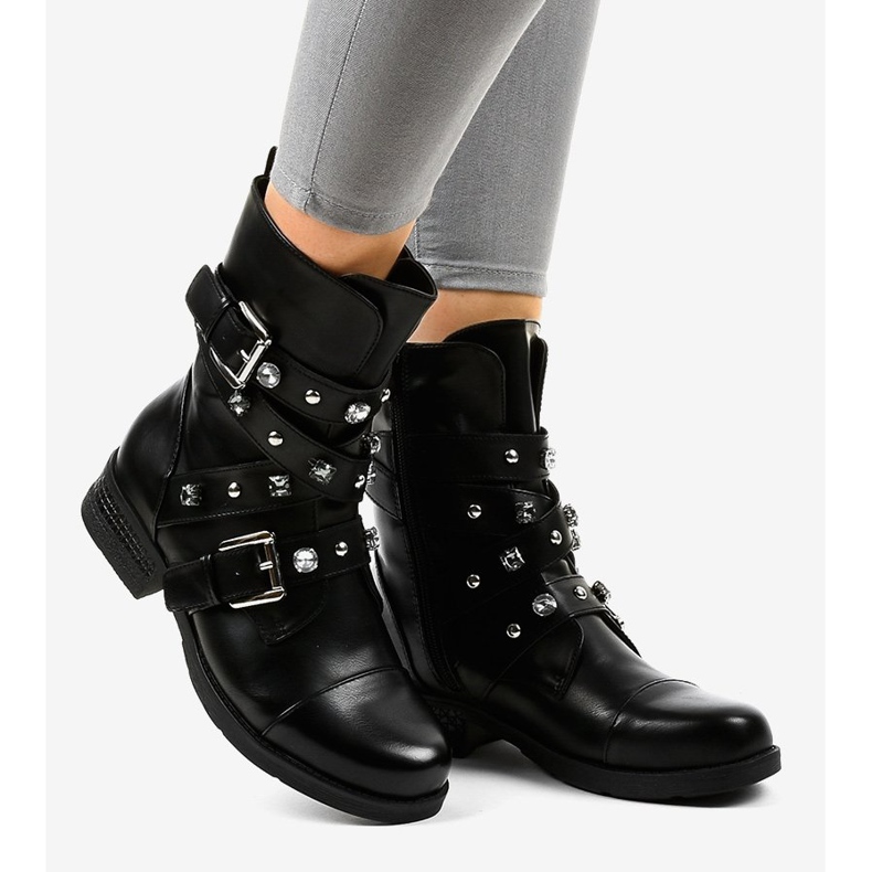 Svarta högisolerade stövlar dekorerade med 88093 2