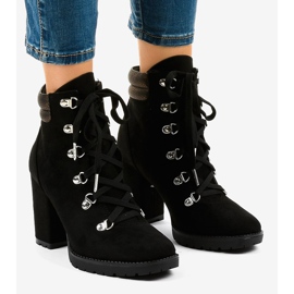 Svarta fotbollsskor i mocka på 8992 -stolpen 1