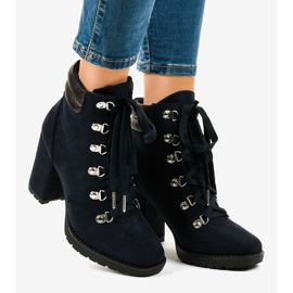 Marinblå stövletter i mocka på 8992 -stolpen 2