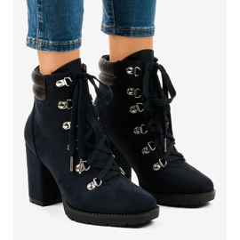 Marinblå stövletter i mocka på 8992 -stolpen 1