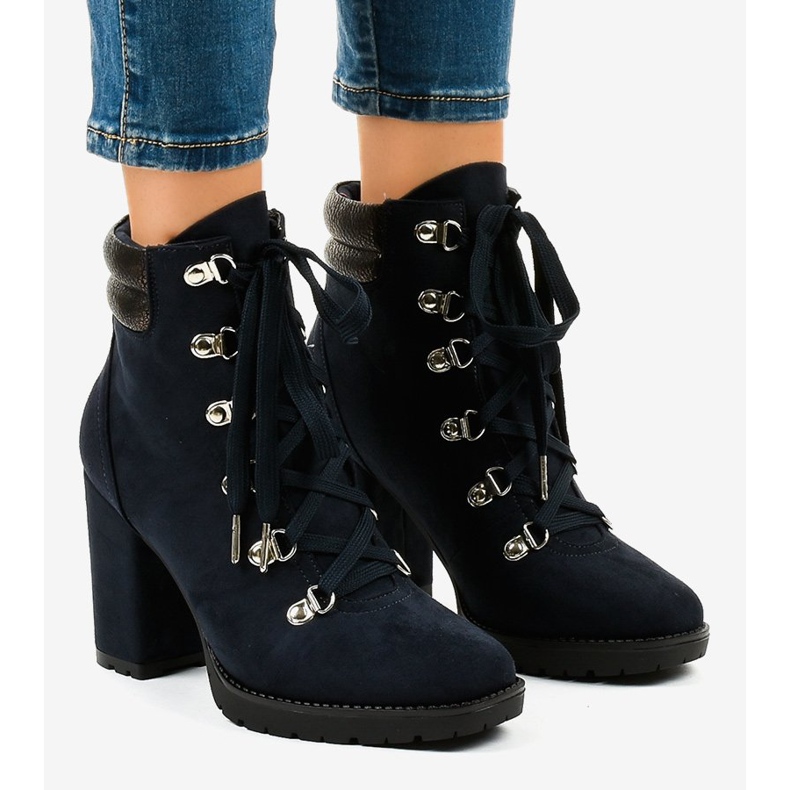 Marinblå stövletter i mocka på 8992 -stolpen 1