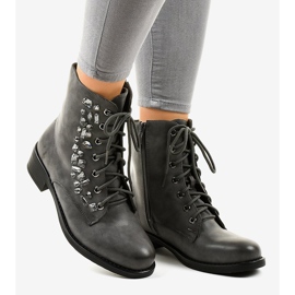 Gråa plana stövlar med stenar 0-268 2