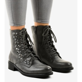 Gråa plana stövlar med stenar 0-268 1