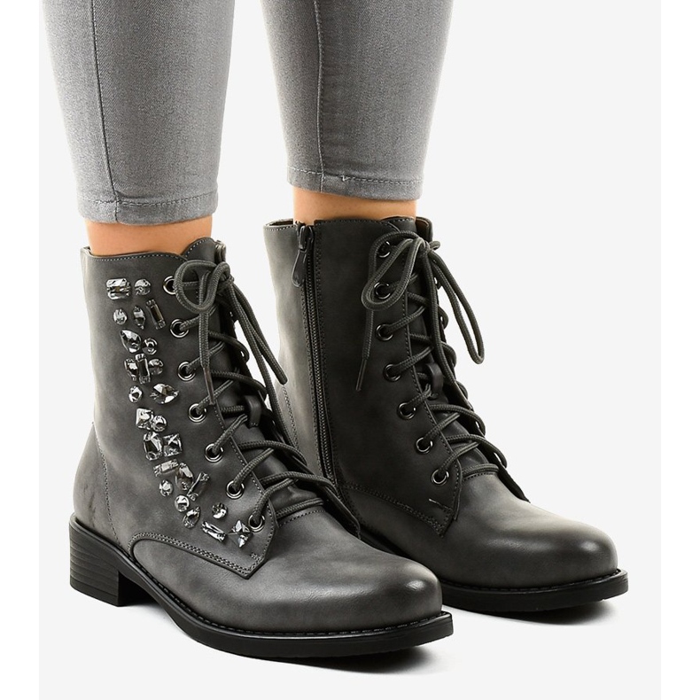 Gråa plana stövlar med stenar 0-268 1