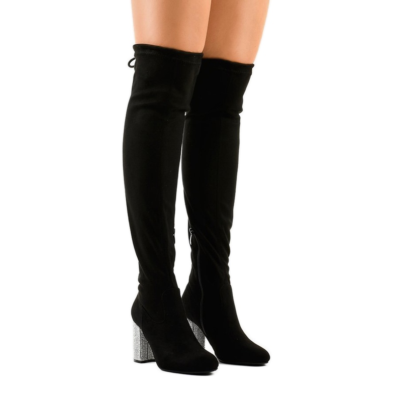 Svarta stövlar i mocka på en dekorerad stolpe BM150 1