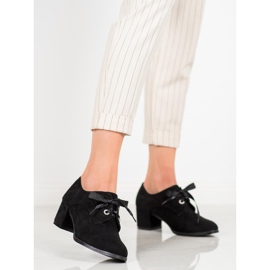 SHELOVET Bundna pumpar på en pelare svart 2