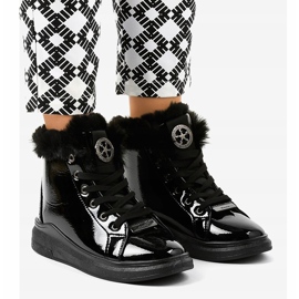 Varma svartlackade sneakers TL135-6 1